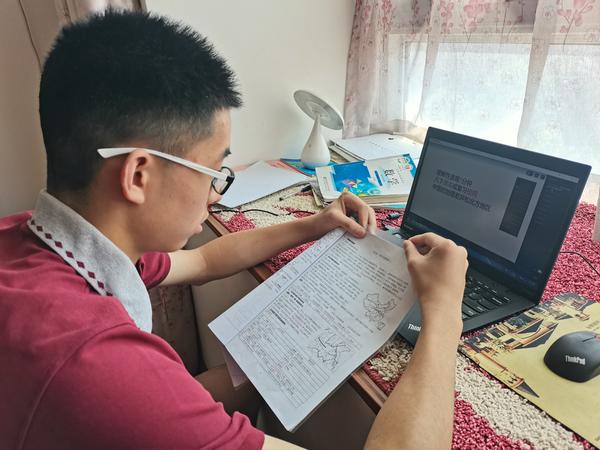 郑州49中学生线上学习 (2) 郑州49中学生线上学习 (2)